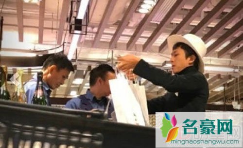 邓超孙俪现身香港 逛超市办生日派对