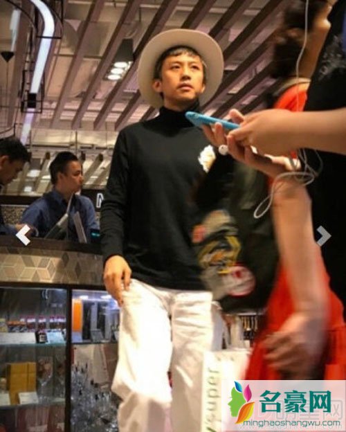 邓超孙俪现身香港 逛超市办生日派对