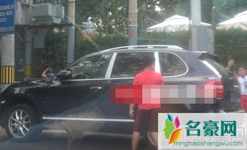 胡军儿子近照霸气 郭涛儿子石头长高不少
