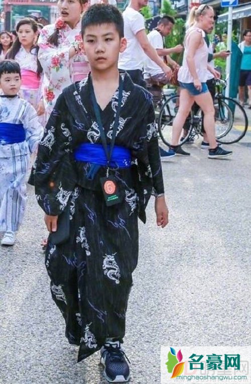 胡军儿子近照霸气 郭涛儿子石头长高不少