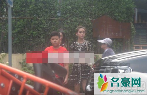 胡军儿子近照霸气 郭涛儿子石头长高不少
