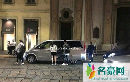 蒋劲夫张天爱米兰偶遇 俊男美女合照亮眼