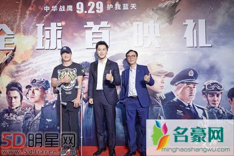 李晨为新电影瘦20斤范冰冰心疼 吴京主拐杖现身仗义