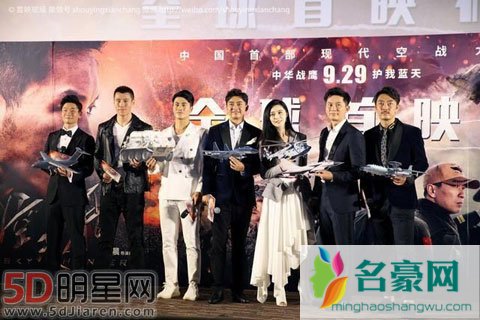 李晨为新电影瘦20斤范冰冰心疼 吴京主拐杖现身仗义