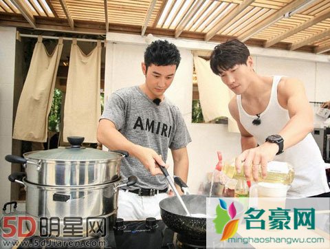 张亮手机全是小女儿么么哒的照片 周冬雨要其晒天天照片证明不偏心