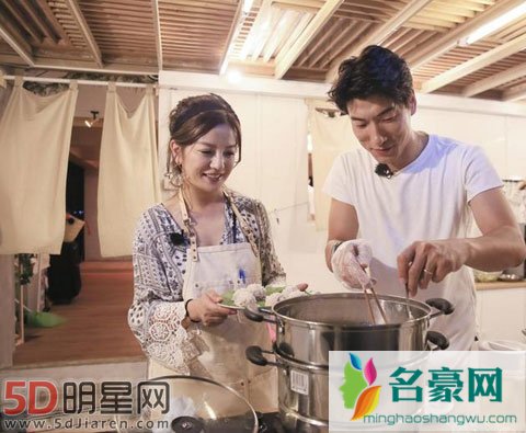 张亮手机全是小女儿么么哒的照片 周冬雨要其晒天天照片证明不偏心
