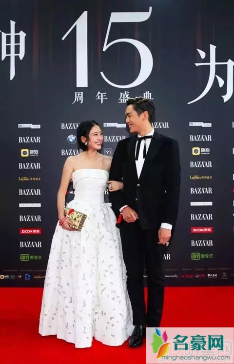 张若昀芭莎慈善夜拥抱唐艺昕 不想再装不认识了