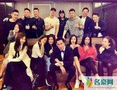 阿娇老公赖弘国参加好友聚会，坐C位周围全是美女