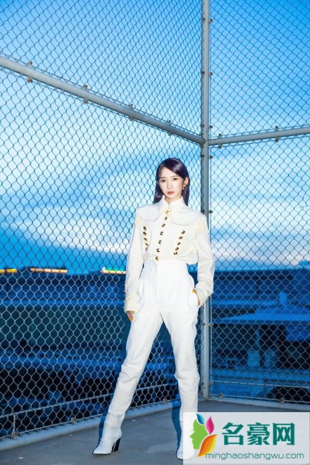孟美岐宫廷装 完美诠释衣架子身材