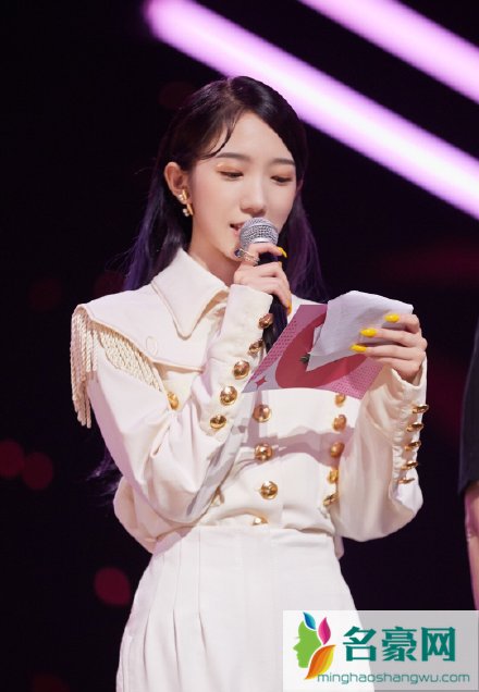 孟美岐宫廷装 完美诠释衣架子身材