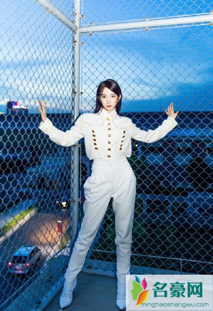 孟美岐宫廷装 完美诠释衣架子身材