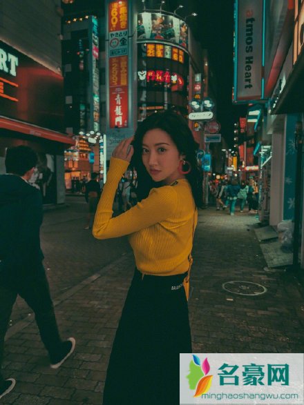 景甜荧光色穿搭 感觉自己是整条街最靓的仔
