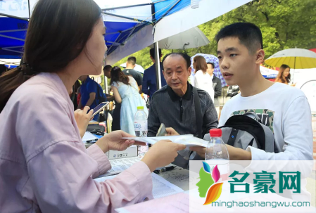 2021年大一报到自带被褥需开证明吗3