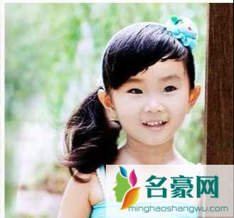 小女孩扎头发简单好看造型：百变马尾3