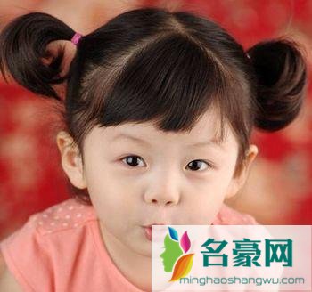 小女孩扎头发简单好看造型：俏皮丸子头3