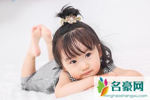 小女孩扎头发简单好看造型：俏皮丸子头1