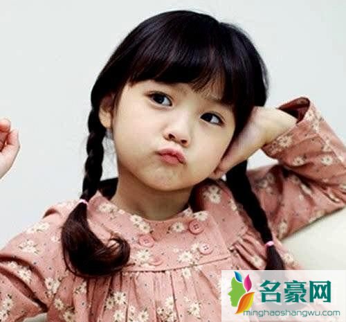 小女孩扎头发简单好看造型：甜美麻花辫1