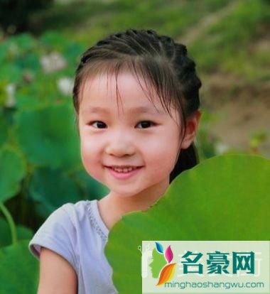 小女孩扎头发简单好看造型：甜美麻花辫3