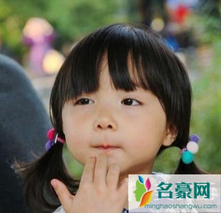 小女孩扎头发简单好看造型：百变马尾1