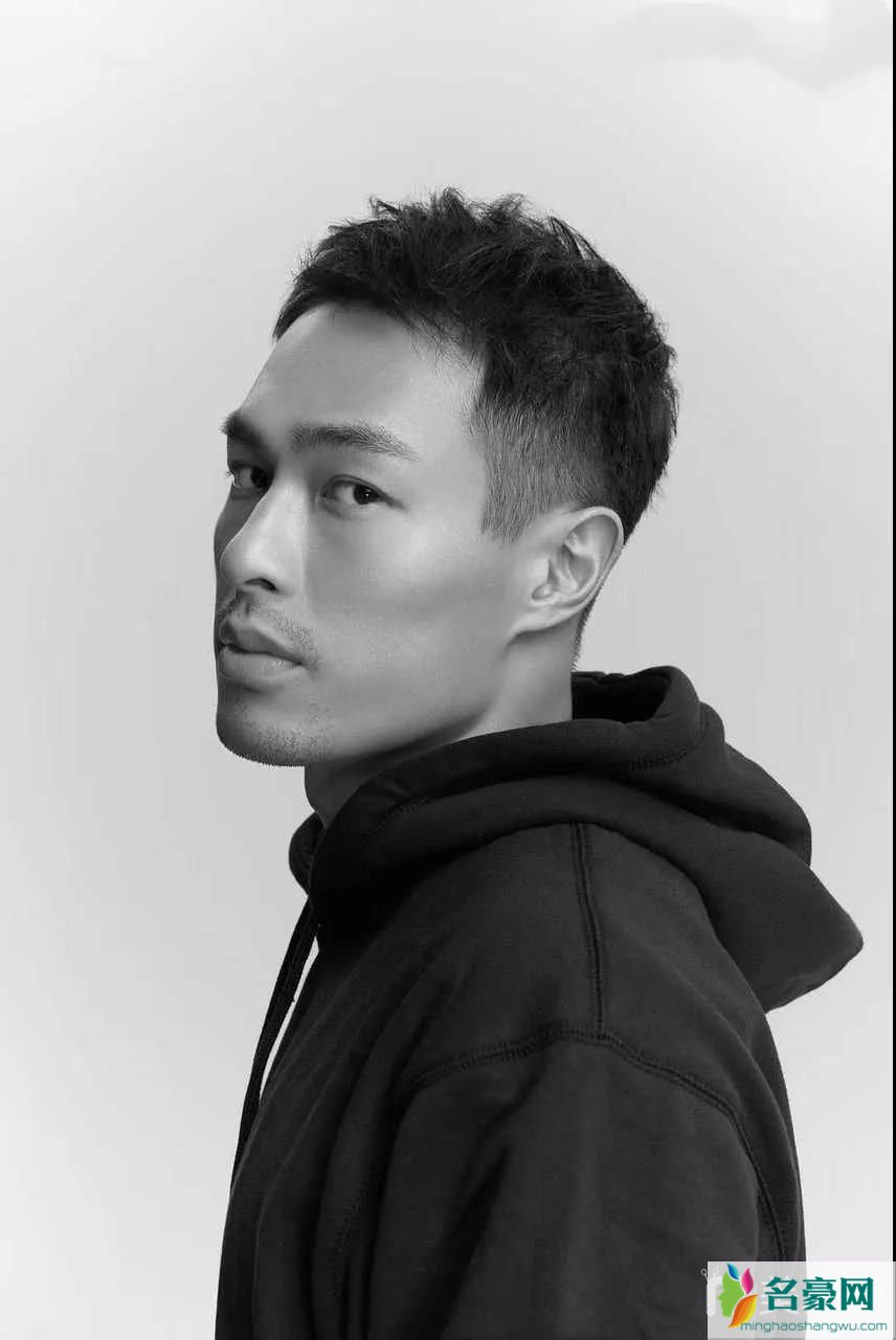 男生干净清爽短发发型：两侧铲青短发