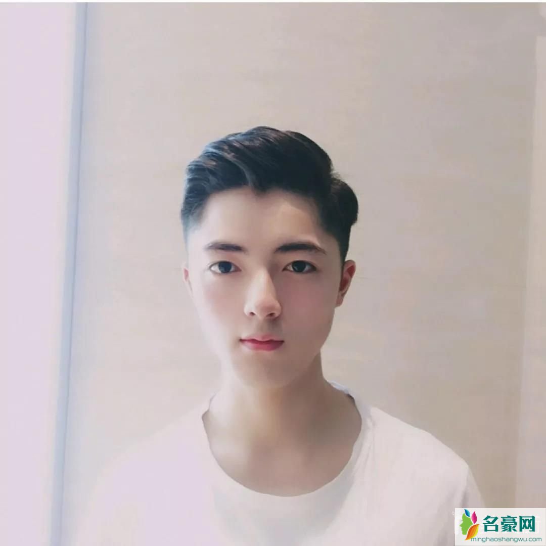 男生干净清爽短发发型：上梳发型1