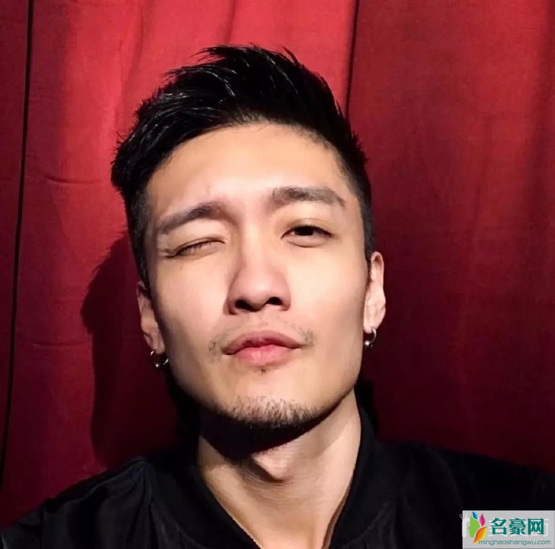 男生干净清爽短发发型：上梳发型23