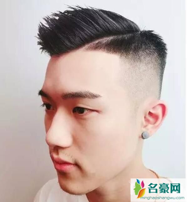 男生两边铲短飞机头