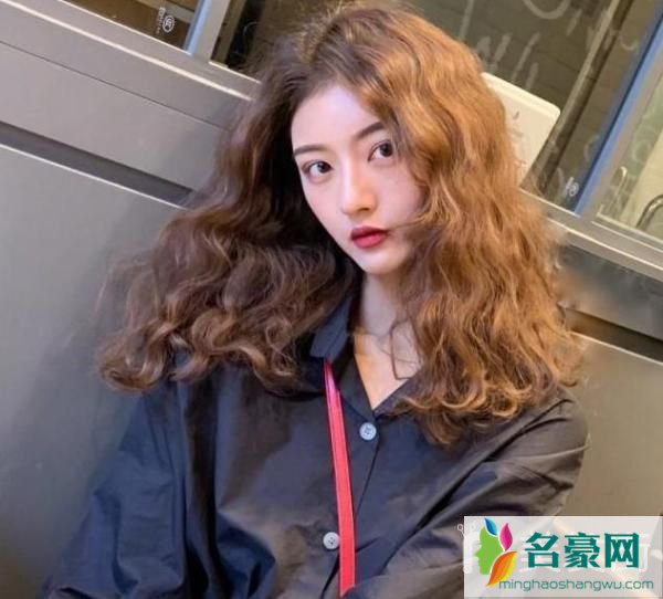 2019年烫发流行款图女：羊毛卷1