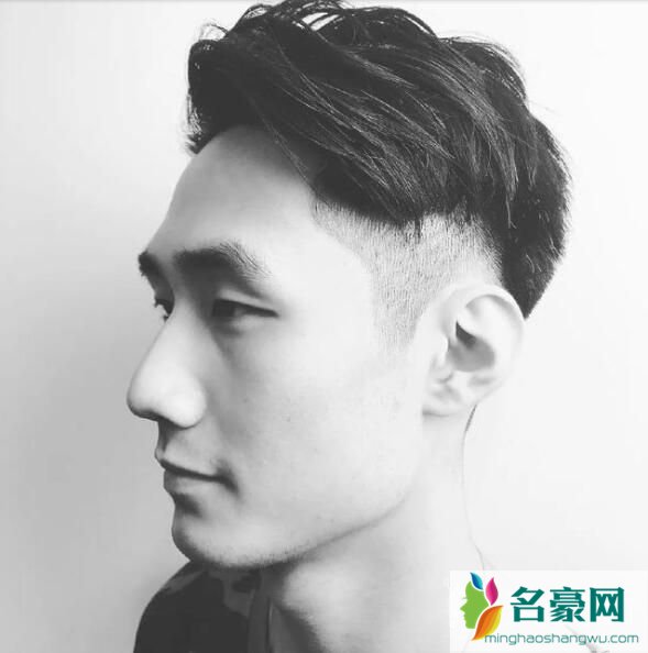 两边铲蓬松背头发型