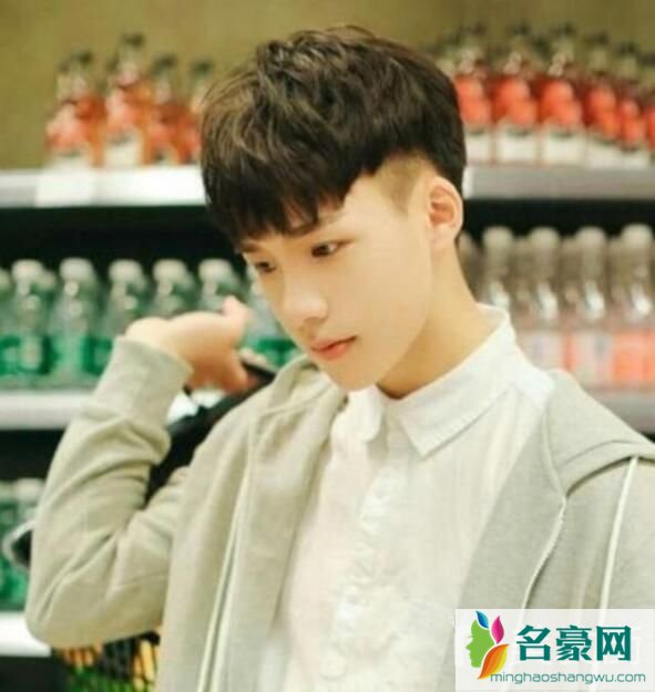 两边铲锅盖头发型
