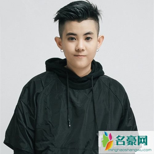 两边铲中间长发型