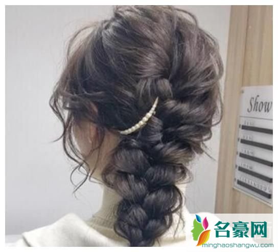 懒人扎出简单漂亮头发：鱼骨辫