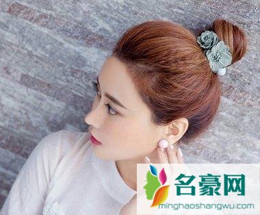 韩国女生露额蓬松丸子头发型