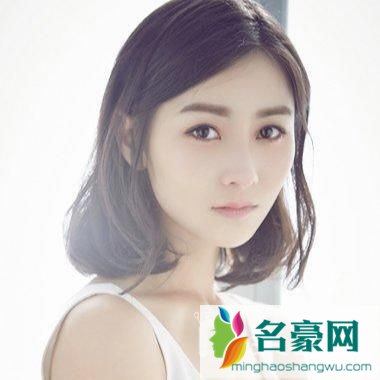 中学女生偏梳梨花头短发发型