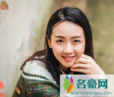 中学女生大偏梳过肩中短发发型