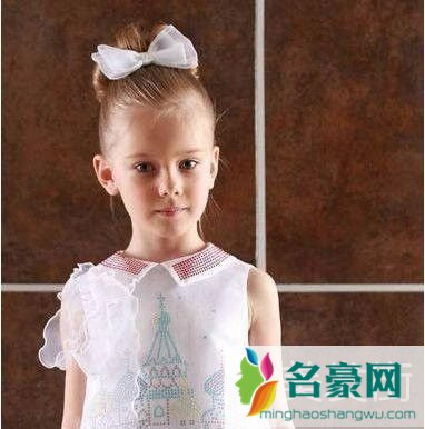 适合小学生的露额盘发发型
