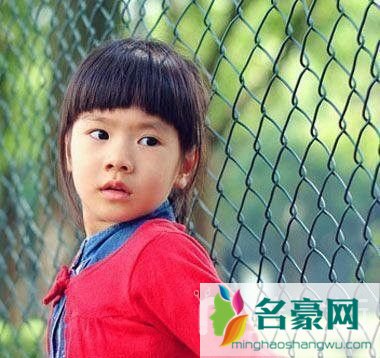 适合小学生的齐刘海扎马尾辫发型