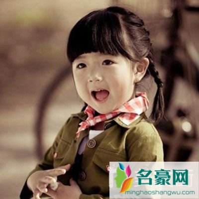 适合小学生的齐刘海麻花辫发型