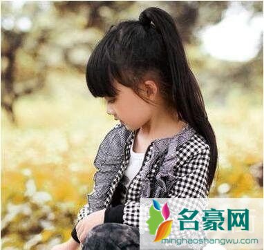 适合小学生的齐刘海高马尾扎发