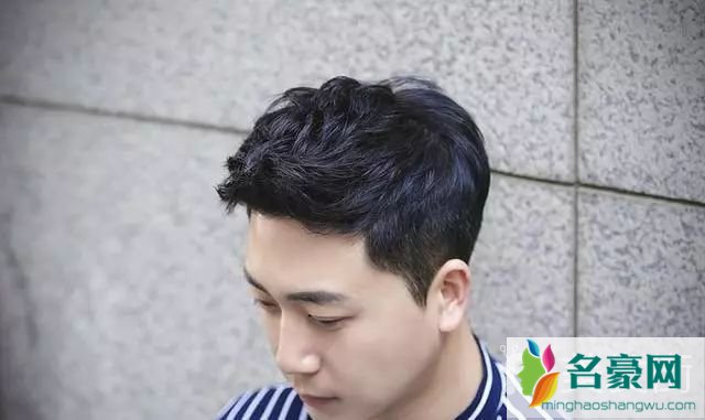 男生短发精神帅气发型：韩式纹理烫发