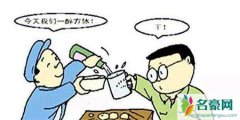 爸爸锻炼儿子的酒量差点害了孩子 孩子喝酒有何危