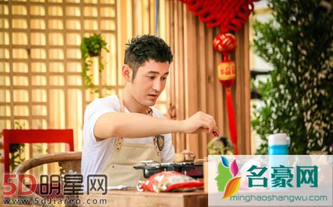 黄晓明轮值主厨翻新花样 力邀周冬雨用体操舞火把助兴