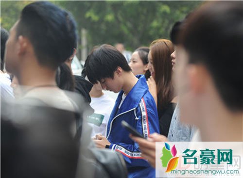 王俊凯大学生活受关注 亮相开学典礼显低调