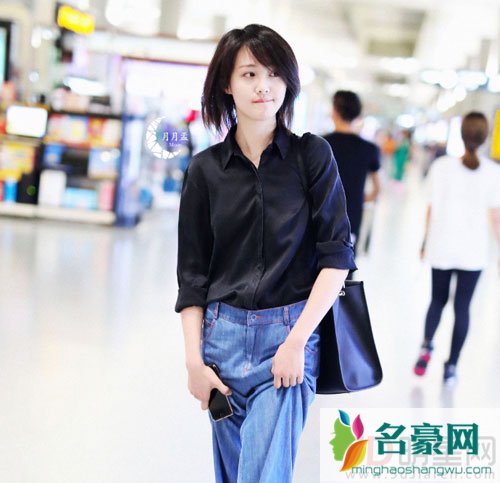 郑爽素颜与老爸现身机场 巧遇牛骏峰打招呼