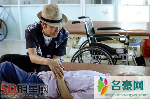 李玉刚回乡探望老友 因为玉空间将父母送回老家