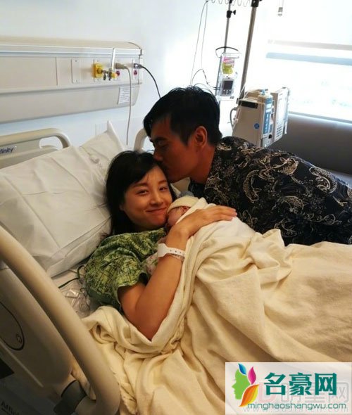 章龄之二胎产子 陈龙晒全家合照分享喜悦