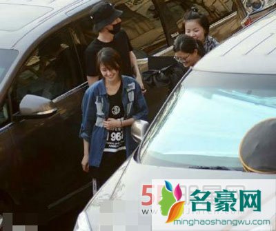 郑爽在娱乐圈的人缘还是不错的 白敬亭探班郑爽被当成小跟班