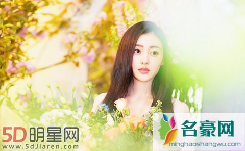 张天爱被女助理抢风头 吓得赶紧将头发染回黑色