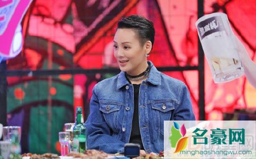 宁静短发清爽帅气 自称不会与男友结婚