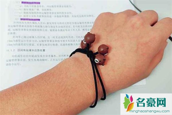 男生戴小皮筋什么意思 女生为什么要给男生戴小皮筋